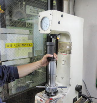 ロックウェル硬さ計による測定例