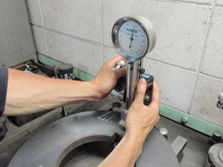 ショアー硬さ試験　実施中の例